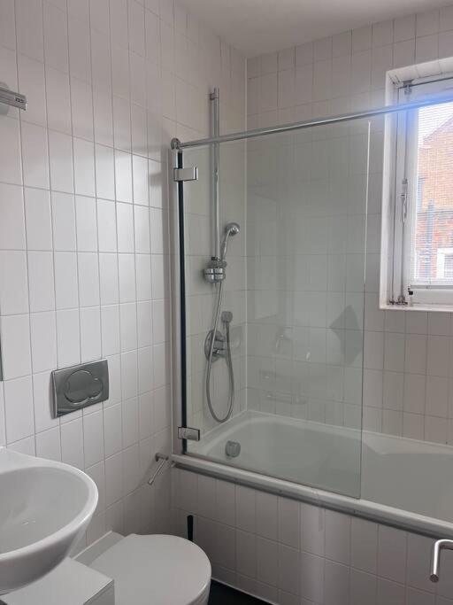 Central , Bright And Modern Flat Up To 4 People ลอนดอน ภายนอก รูปภาพ